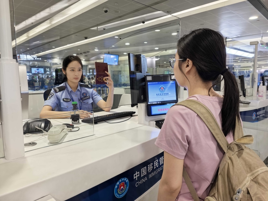 上海浦东国际机场口岸迎来外籍人员入境高峰