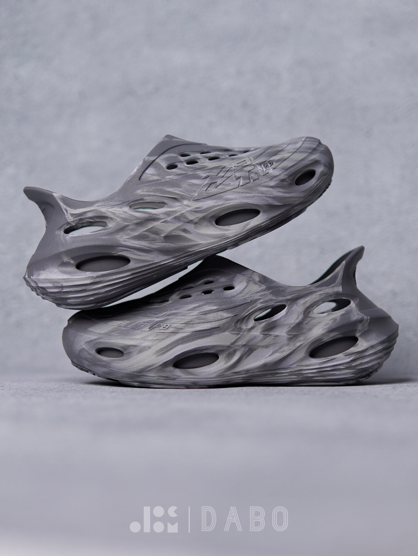 泰兰尼斯高端碳板鞋争议背后:外观专利超八成,部分投诉指向基础工艺