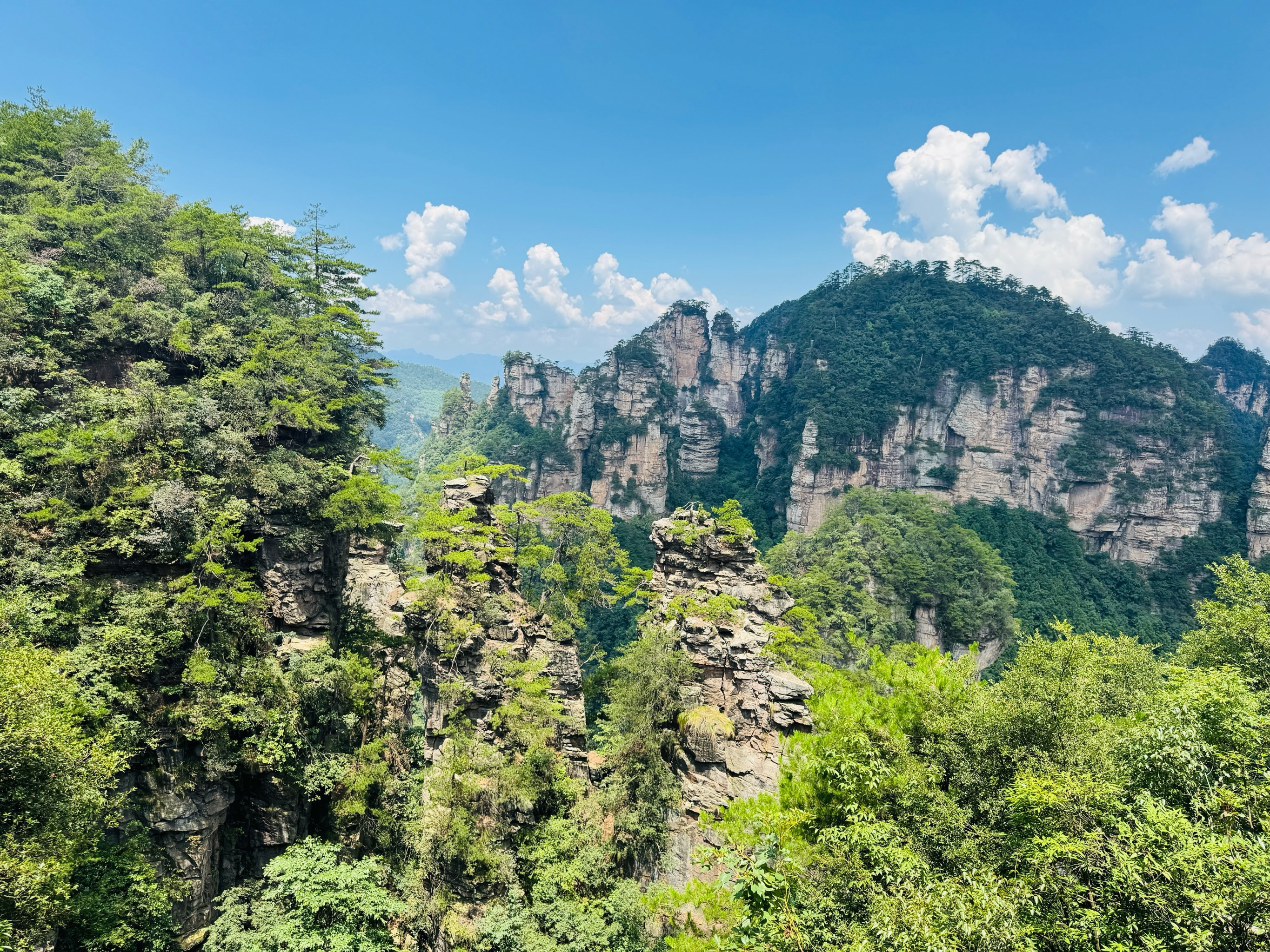 张家界推出全景无人机观光体验 科技赋能低空文旅新业态