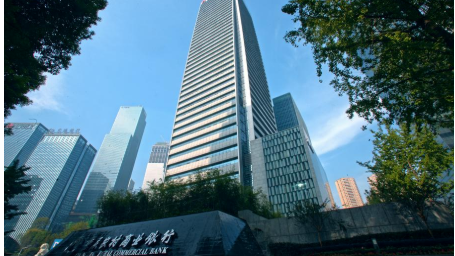 万亿级渝农商行，不务正业？