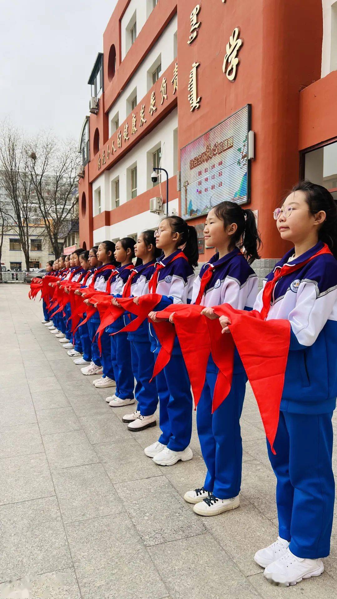 内蒙古赤峰一小学校服有薄膜？官方发布情况通报