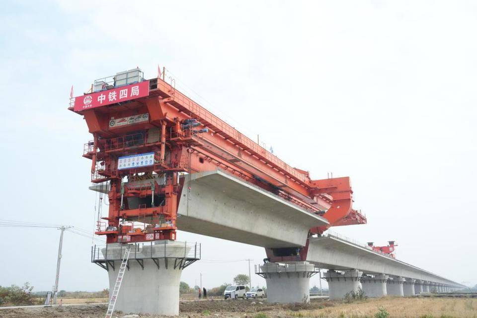 成达万高铁达州南站站房主体结构封顶