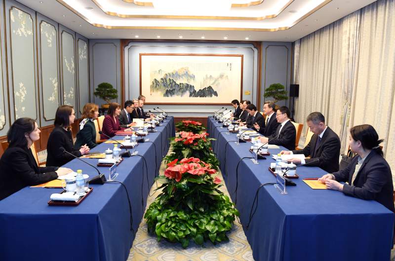 财政部副部长廖岷会见渣打集团行政总裁温拓思