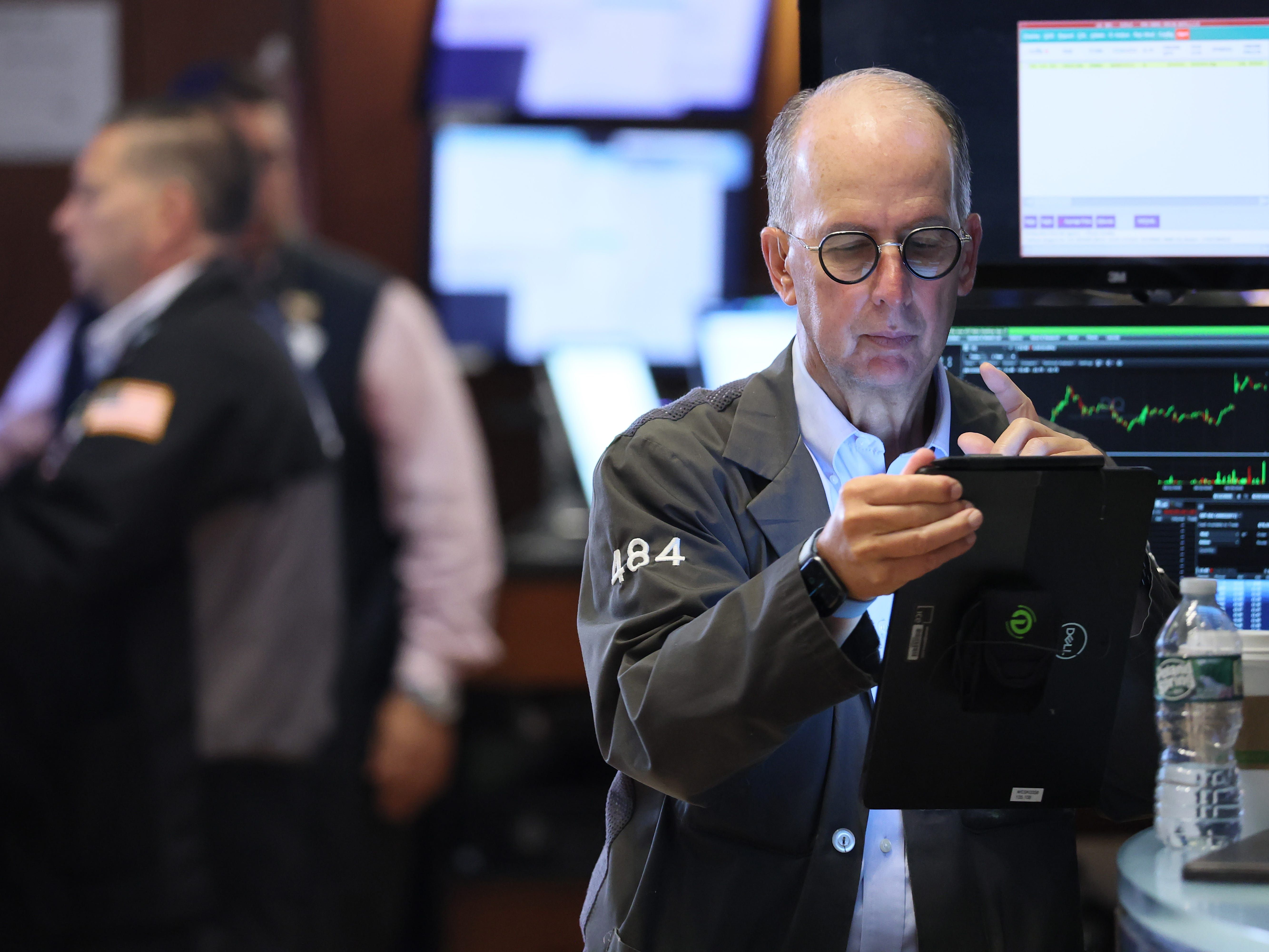 美联储宣布：不降息！鲍威尔发声；黄金站上5400美元，银、铜、铝上涨；上期所、上金所宣布调整；豪车经销商宝利德总部人去楼空丨每经早参