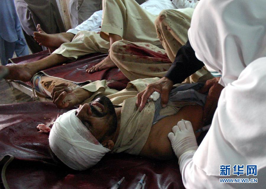 巴西一客车侧翻已致16人死亡