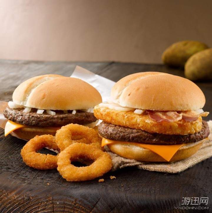 消费者称在麦当劳汉堡中吃出长发 门店回应