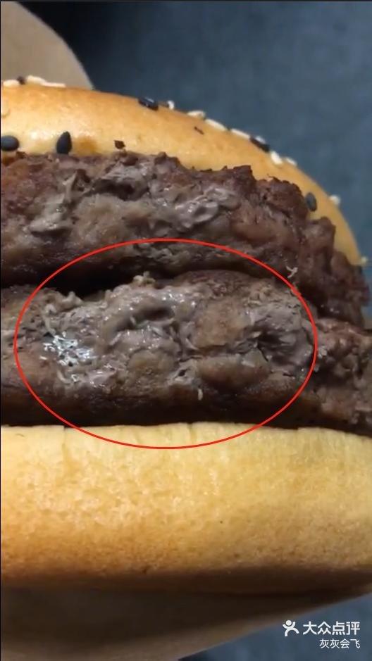 消费者称在麦当劳汉堡中吃出长发 门店回应