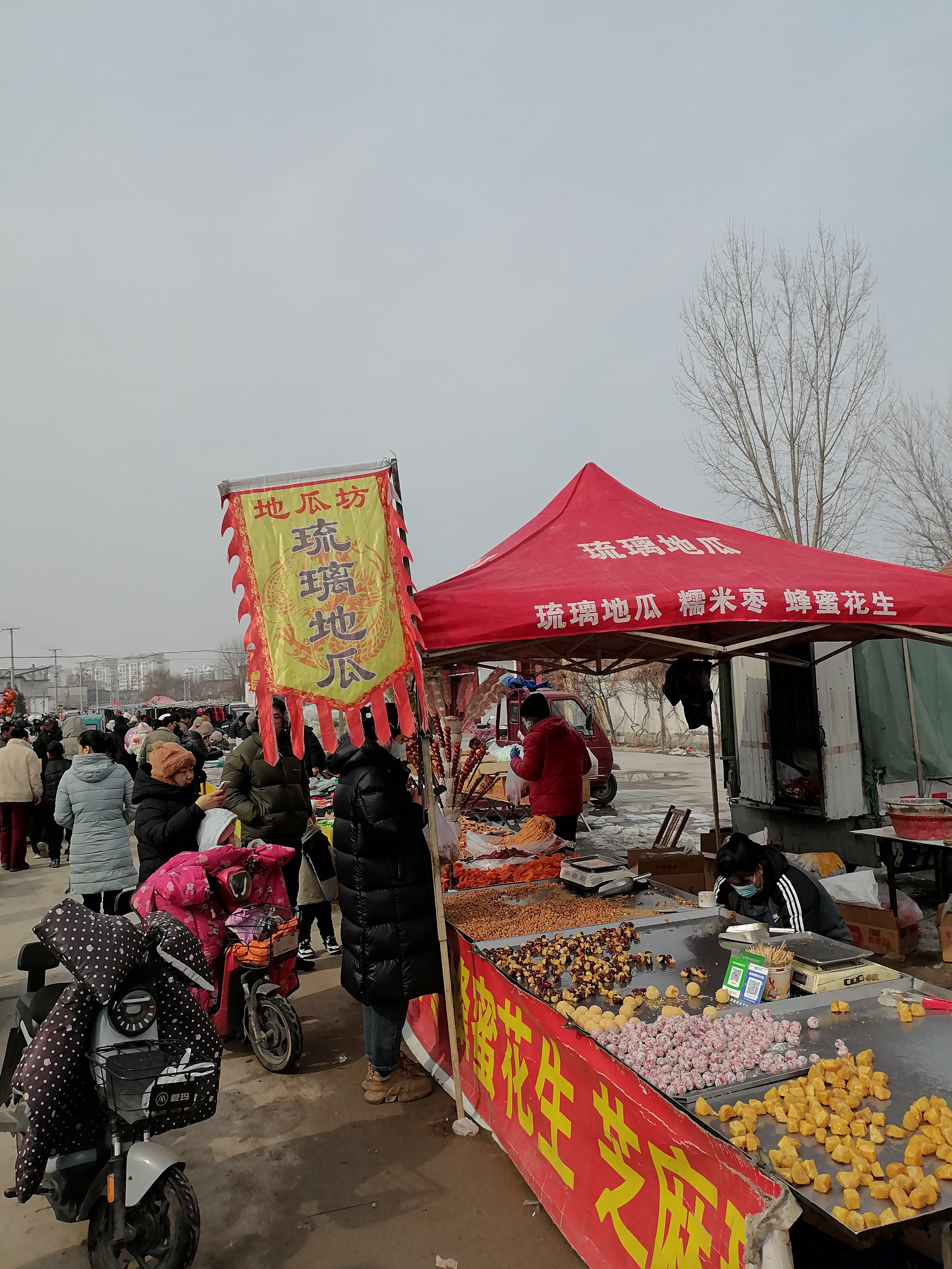 （新春走基层）云南砚山年货街上的“小买卖”与“大年味”