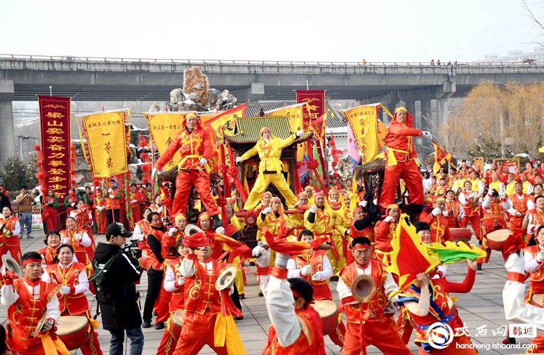 （新春走基层）陕西渭南：社火巡游闹新春 民众“云逛”年俗市集