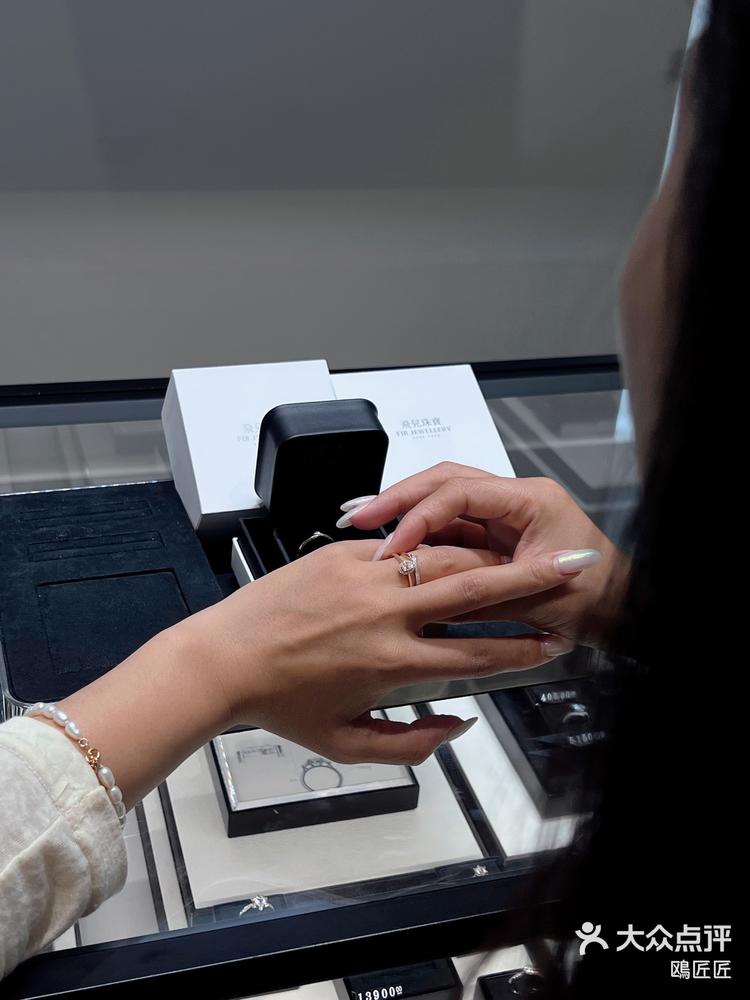 七鲜小厨推出情人节活动:玫瑰花随单送,晒单或得1克拉钻戒