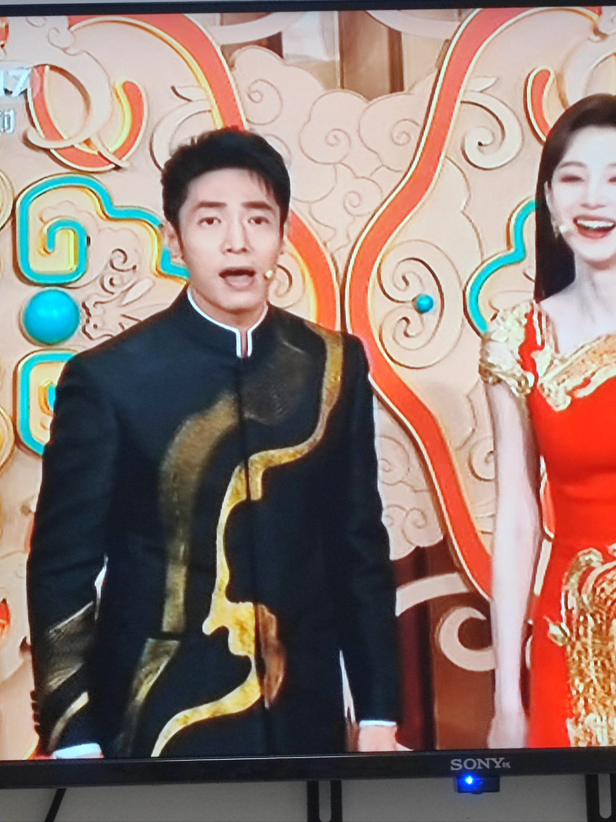 蔡明时隔30年再演机器人，撒贝宁的眉毛又上热搜了！宇树科技机器人春晚表演武术，一个动作让观众惊呼：时间倒流了？