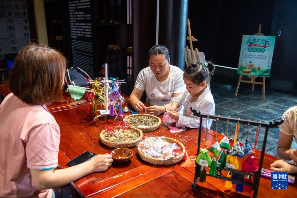 从圈层文化到春晚舞台，卡游入局背后，看中国消费形态的升级