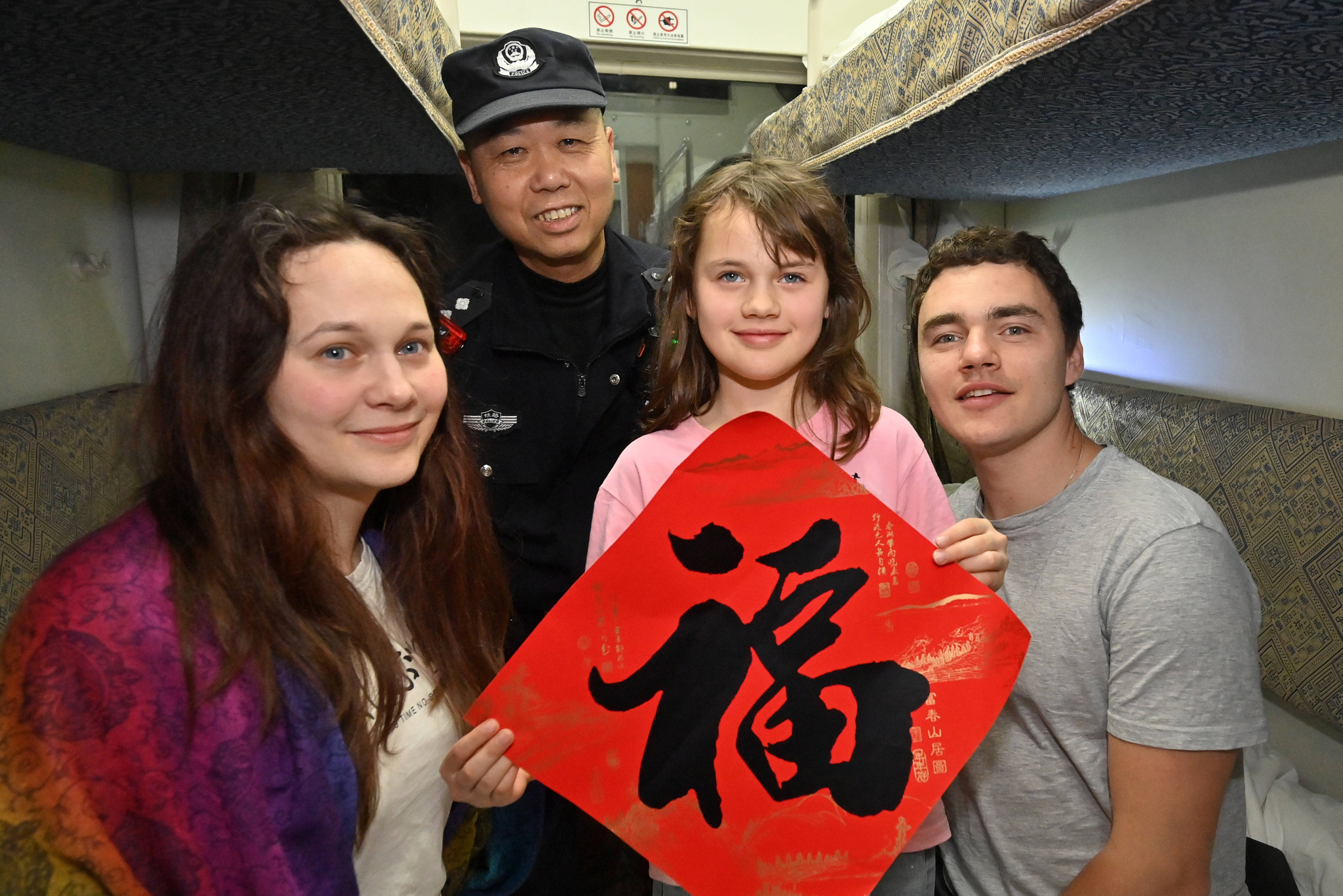 (新春走基层)火车司机转型叫班员 春运路上不变的是守护