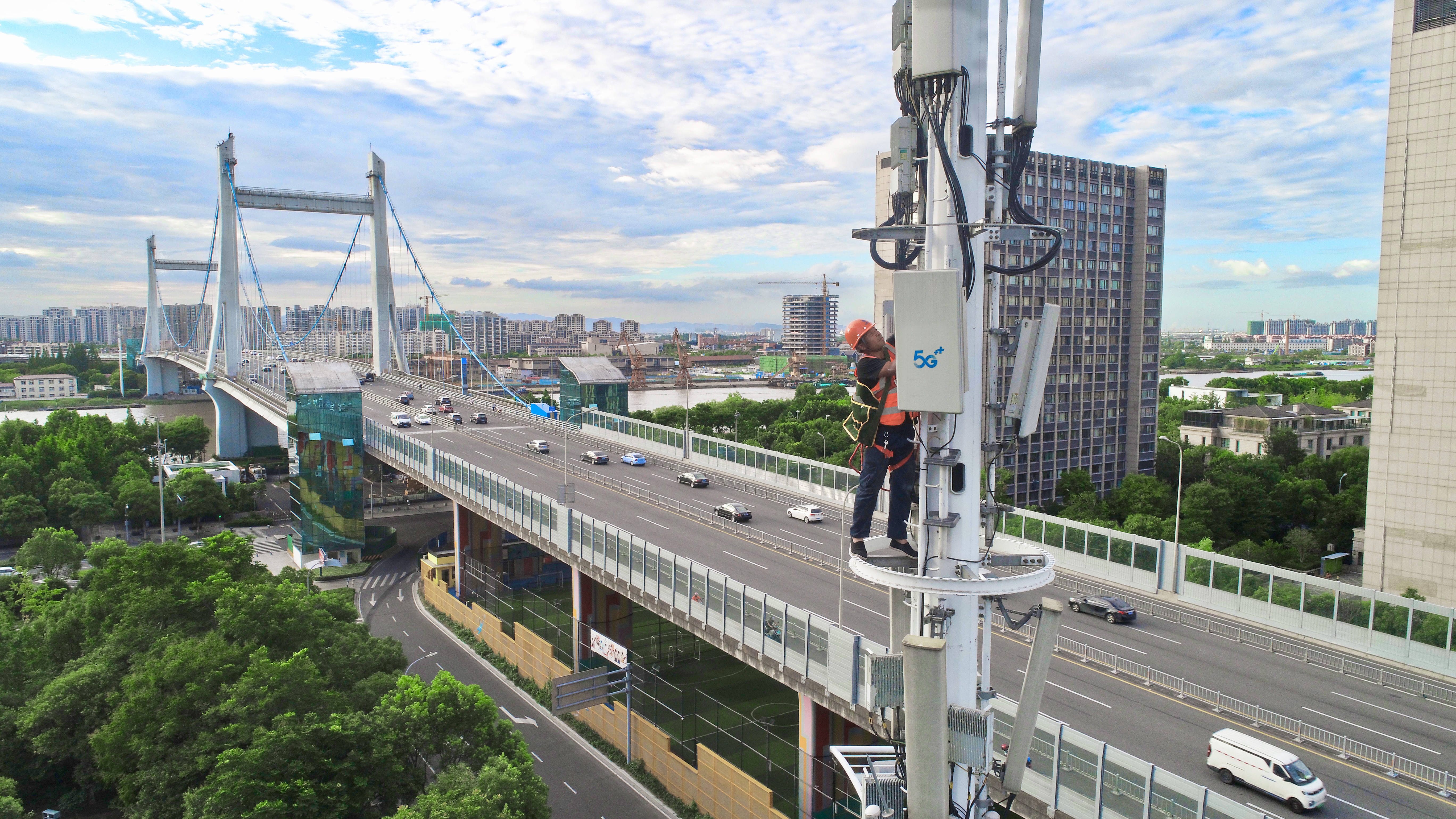 (新春走基层)中国对英加免签首日 浙江宁波迎来首批旅客