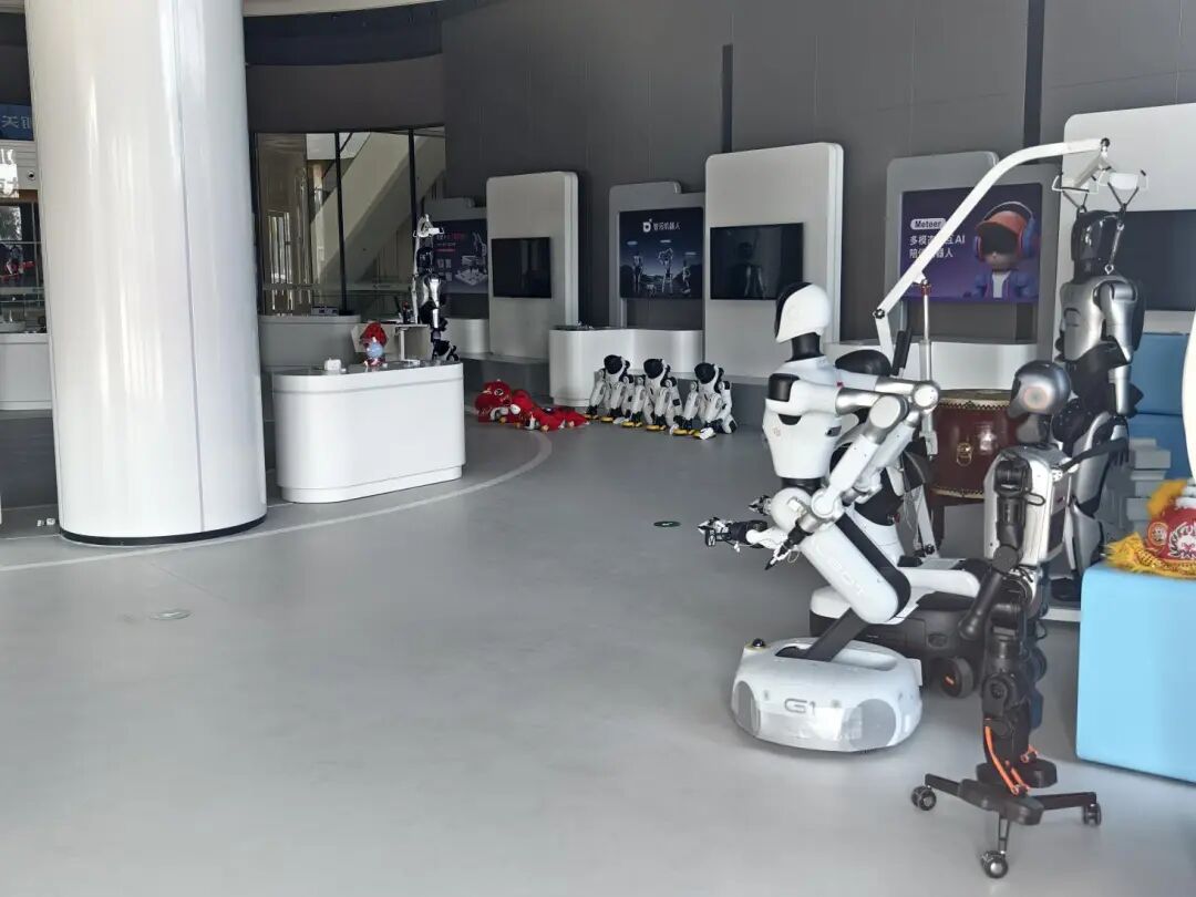 从智能便利店到机器人6S旗舰店，“机器人热”席卷苏城丨新春走基层