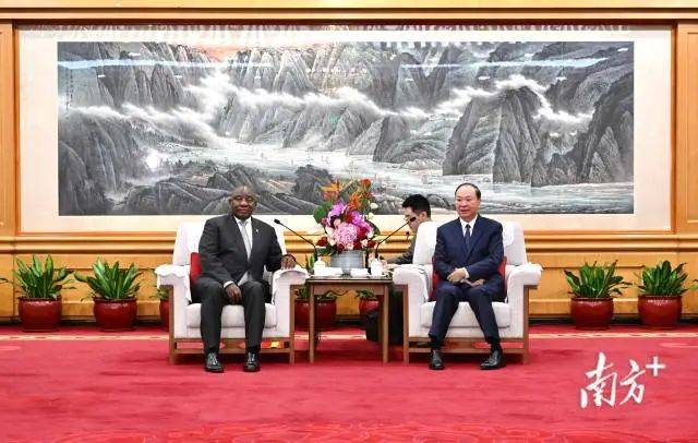 广东省委书记黄坤明:最大限度为技术创新和市场探索“松绑”,让低空经济“飞”起来、自动驾驶“跑”起来、具身智能“用”起来