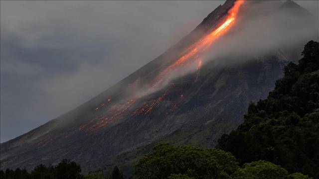 菲律宾马荣火山喷发 火山灰柱高达1000米