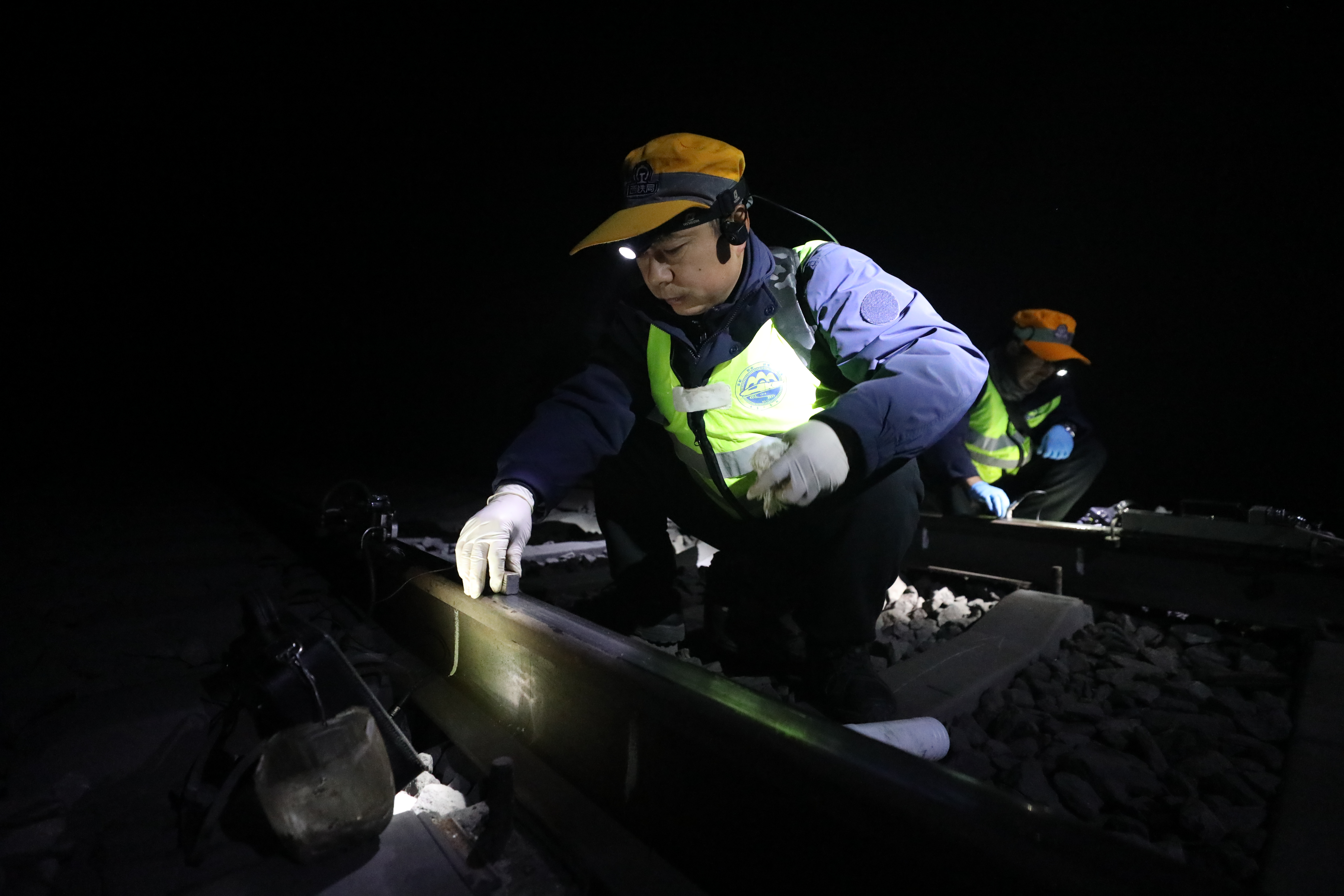 (新春走基层)深夜里的高铁轨道“体检师”