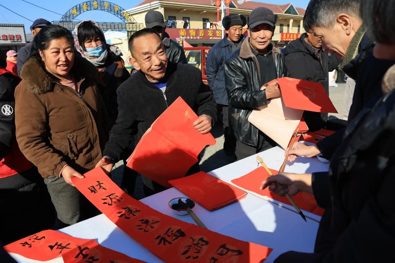 （新春走基层）广西多民族安置社区的开年：民众家门口就业赶工忙