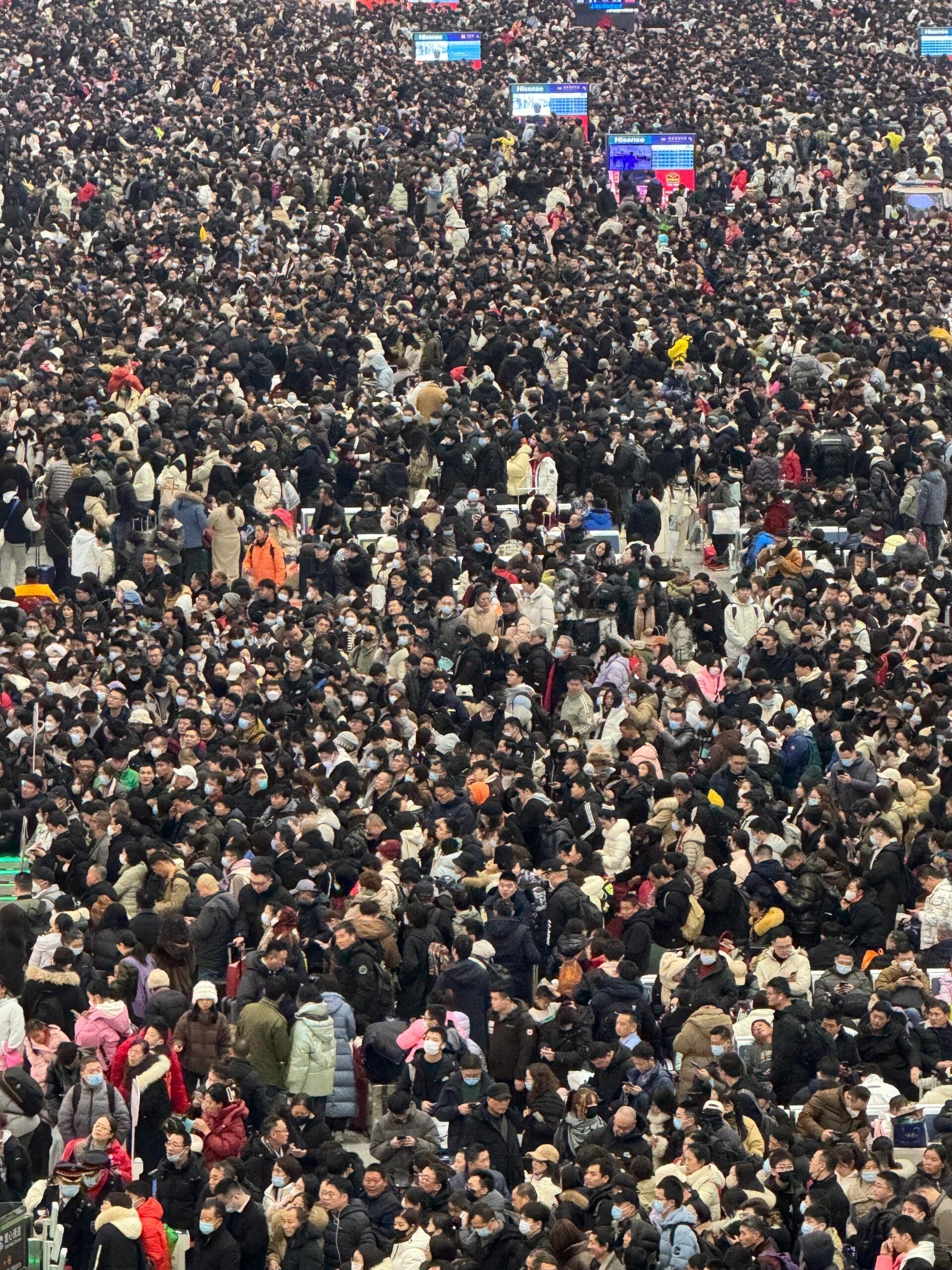 广州站枢纽春运客流突破千万人次