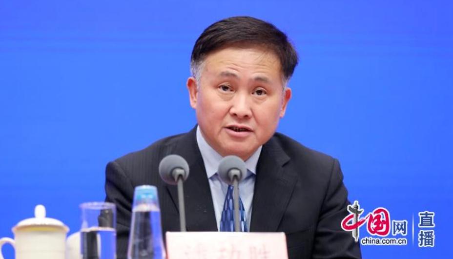 两会丨潘功胜:保持社会融资条件相对宽松