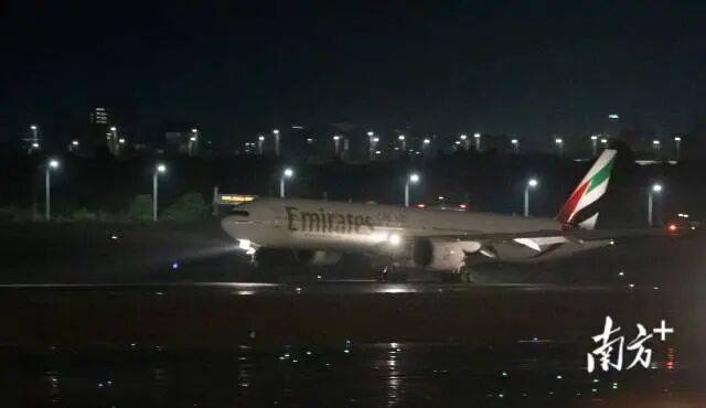 深圳机场迎接迪拜复航首批抵深同胞