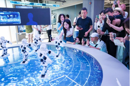 河南首家人形机器人4S店开业 租赁业务火热