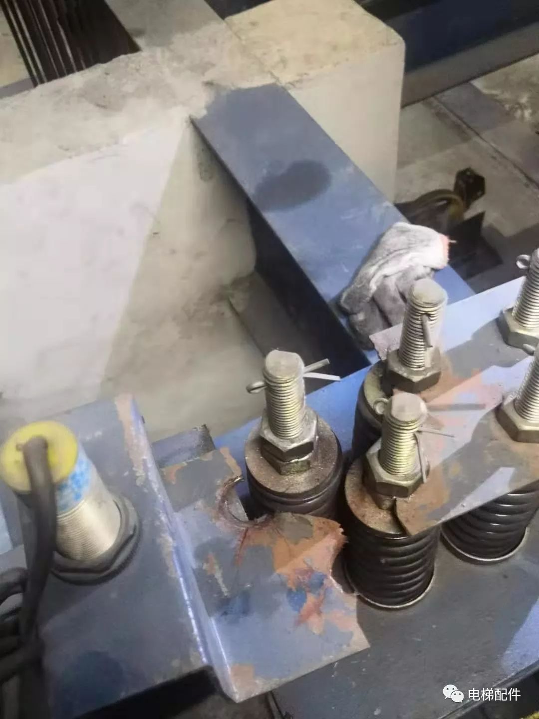 英威腾跌停,4机构现身龙虎榜