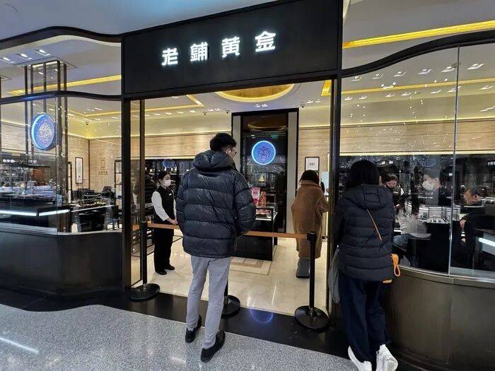 实探涨价后手机市场：价格敏感型消费者犹豫，店员建议“早点入手”