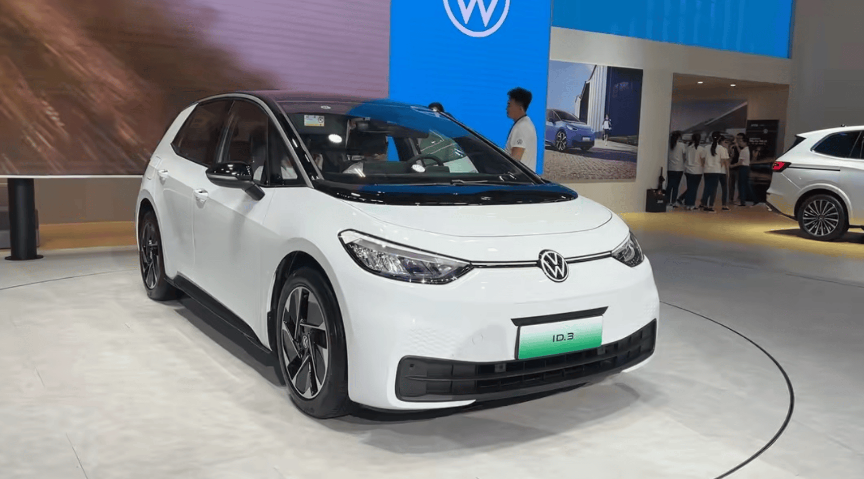 运价低迷重创业绩,中远海控去年盈利骤降近四成,逆周期扩张加剧市场担忧