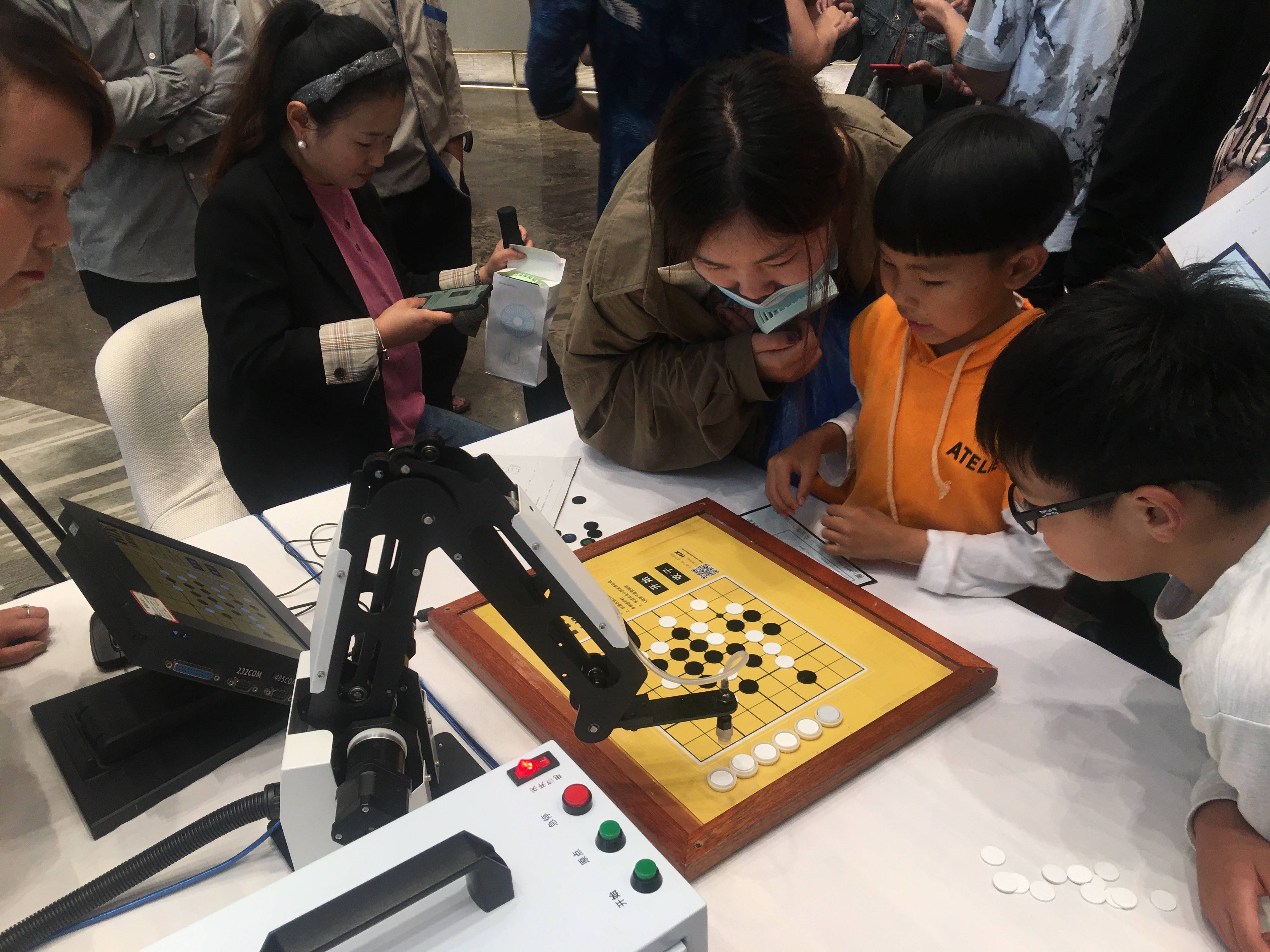 探店1天｜筋膜枪售罄、2688元下棋机器人是爆款！银发商店都卖啥？